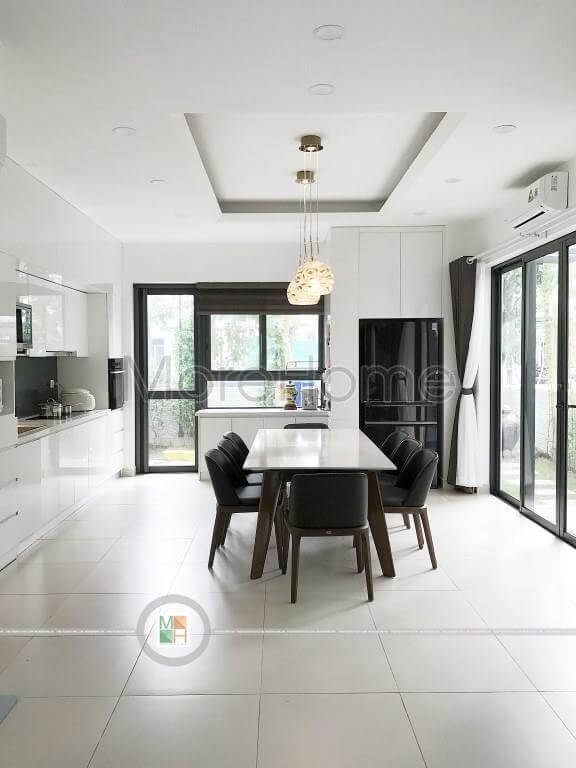 Phòng ăn lấy nội thất gỗ tông nâu trầm làm chủ đạo nổi bật trên nền trắng gạch lát nền và tường nhà