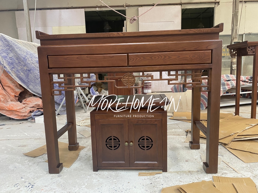 Thi công bàn thờ đứng gỗ tự nhiên nội thất mang ý nghĩa về tín ngướng, tôn giáo, sự thờ kính, tôn nghiêm đối với tổ tiên, thế hệ cha ông đi trước