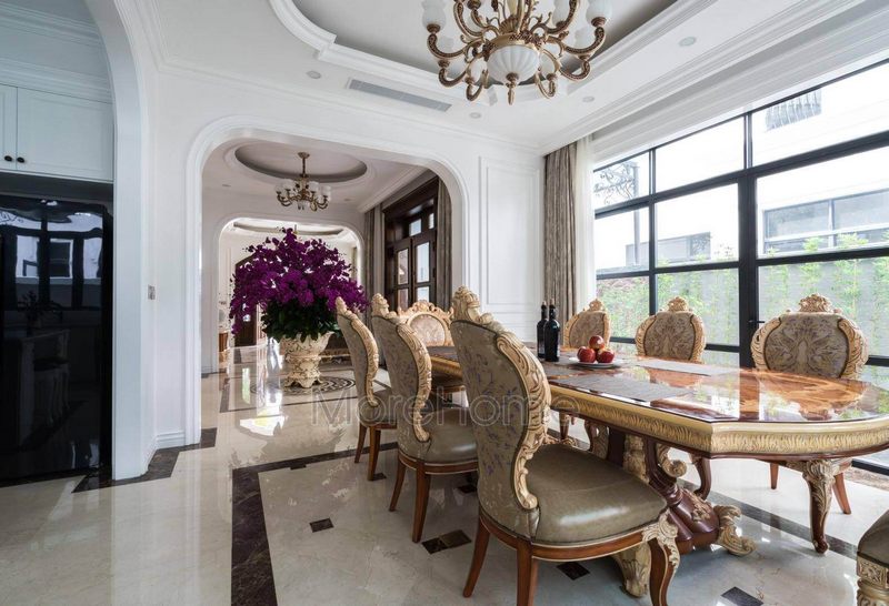 Bàn ghế ăn được đặt ở gần những nguồn ánh sáng tự nhiên, giúp giảm thiểu sự tiêu thụ nhiên liệu chiếu sáng.